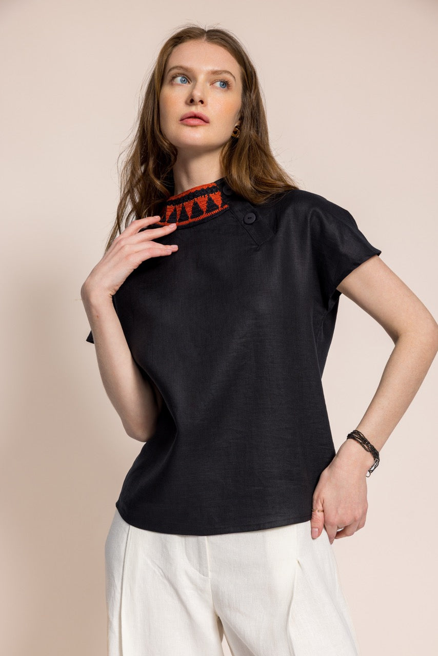 İbibik Siyah Tarçın Yakası İşlemeli Siyah Keten Bluz