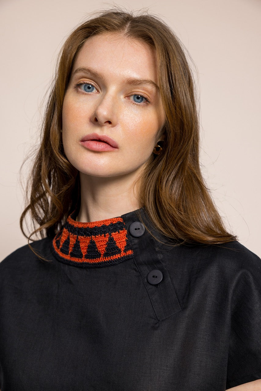 İbibik Siyah Tarçın Yakası İşlemeli Siyah Keten Bluz