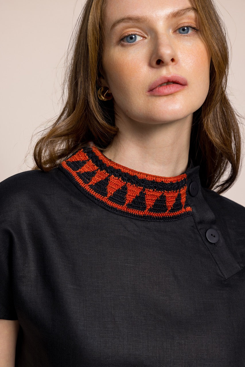 İbibik Siyah Tarçın Yakası İşlemeli Siyah Keten Bluz