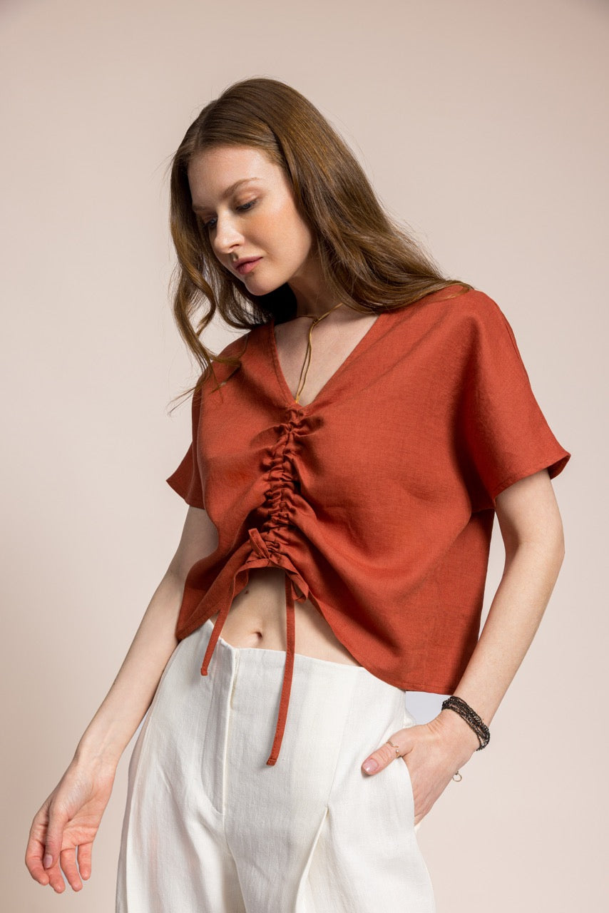 Kısa Kollu V Yaka Tarçın Büzgülü Keten Kadın Bluz