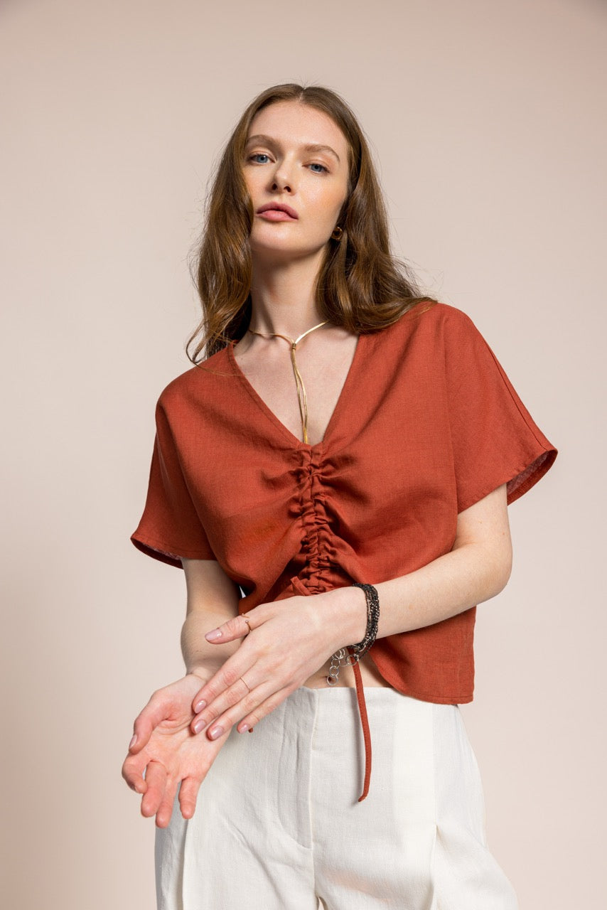 Kısa Kollu V Yaka Tarçın Büzgülü Keten Kadın Bluz