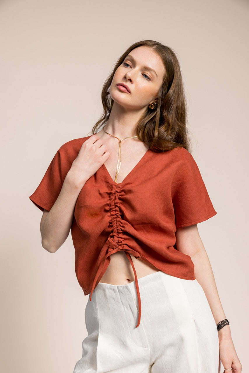 Kısa Kollu V Yaka Tarçın Büzgülü Keten Kadın Bluz