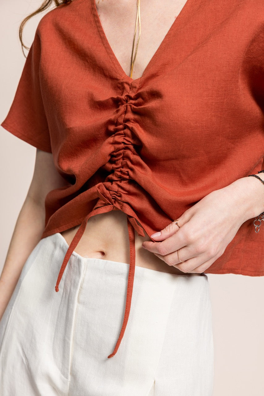 Kısa Kollu V Yaka Tarçın Büzgülü Keten Kadın Bluz