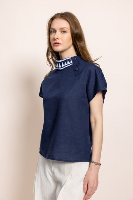 İbibik Beyaz ve Lacivert Yakası İşlemeli Lacivert Keten Bluz