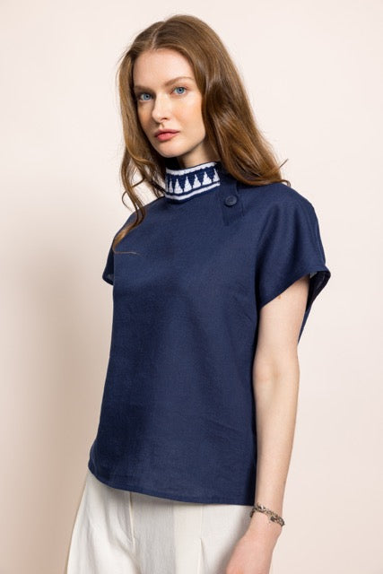 İbibik Beyaz ve Lacivert Yakası İşlemeli Lacivert Keten Bluz