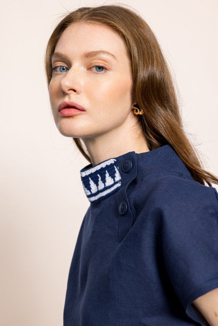 İbibik Beyaz ve Lacivert Yakası İşlemeli Lacivert Keten Bluz