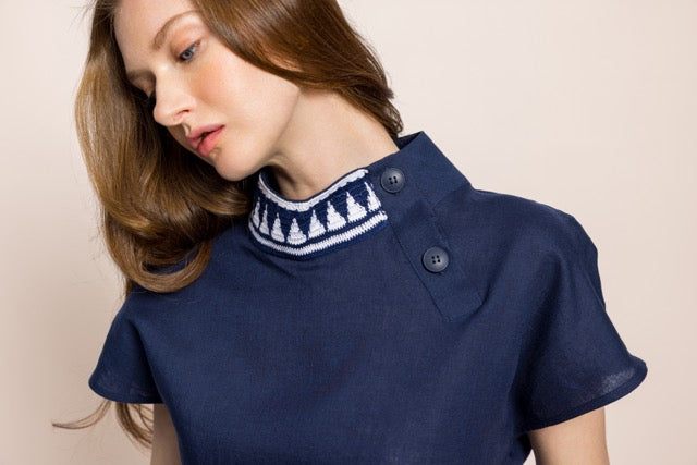 İbibik Beyaz ve Lacivert Yakası İşlemeli Lacivert Keten Bluz