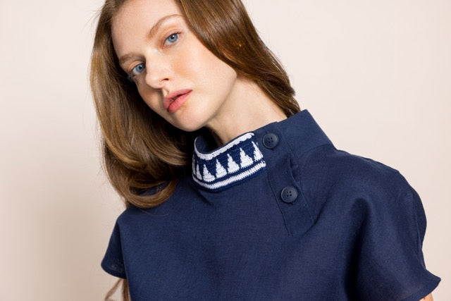 İbibik Beyaz ve Lacivert Yakası İşlemeli Lacivert Keten Bluz