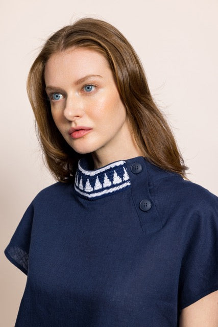 İbibik Beyaz ve Lacivert Yakası İşlemeli Lacivert Keten Bluz