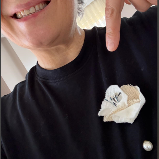 El Yapımı Keten Çiçek Broş