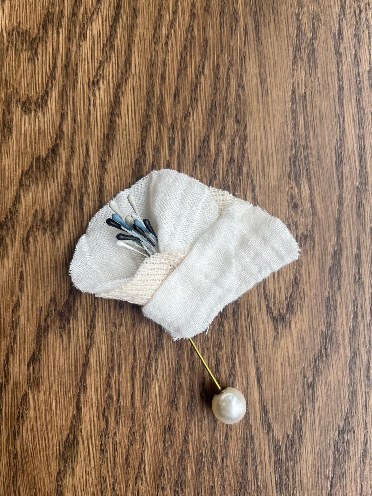 El Yapımı Keten Çiçek Broş