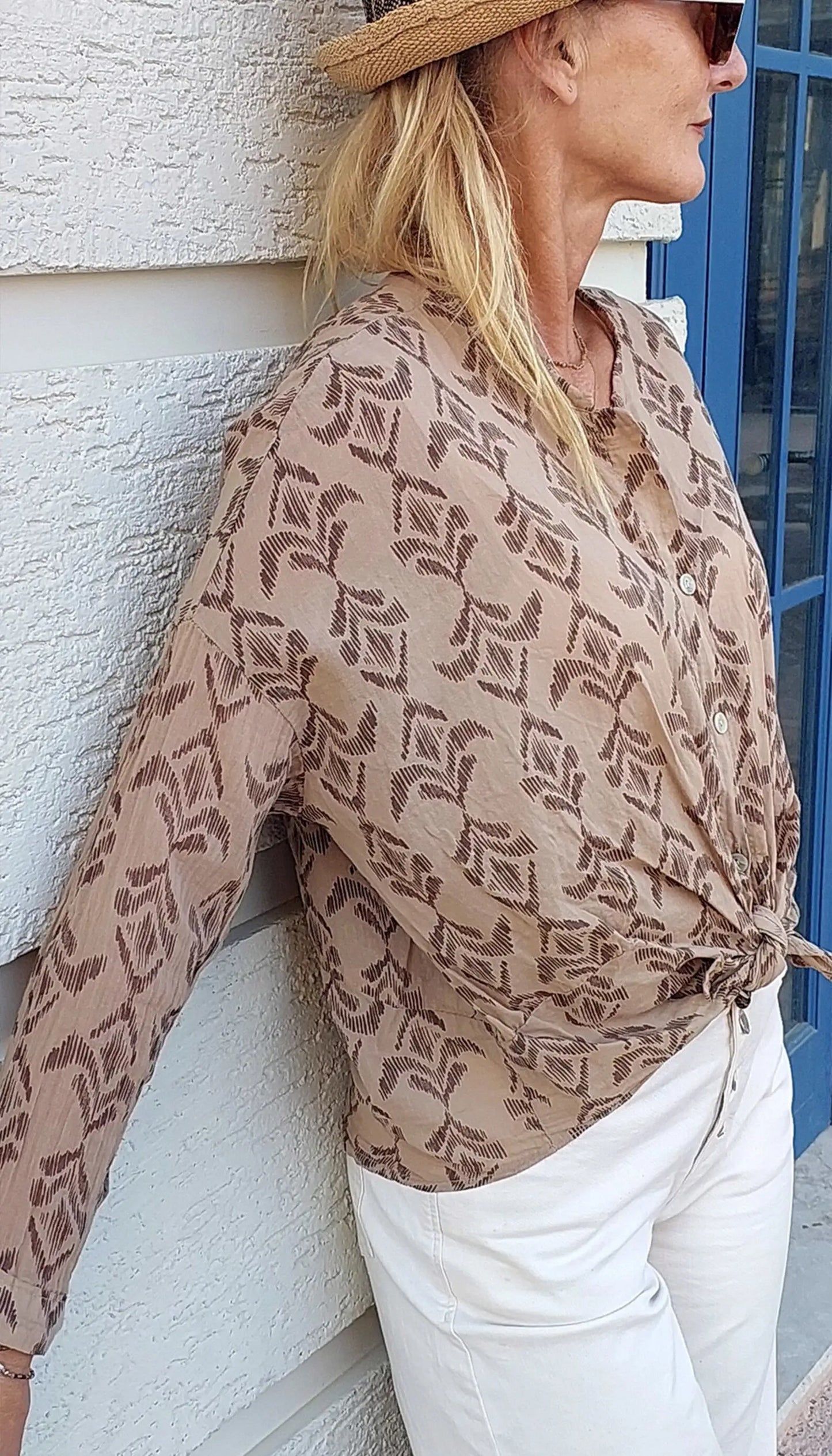 deve cicek desenli kadin dugmeli bluz