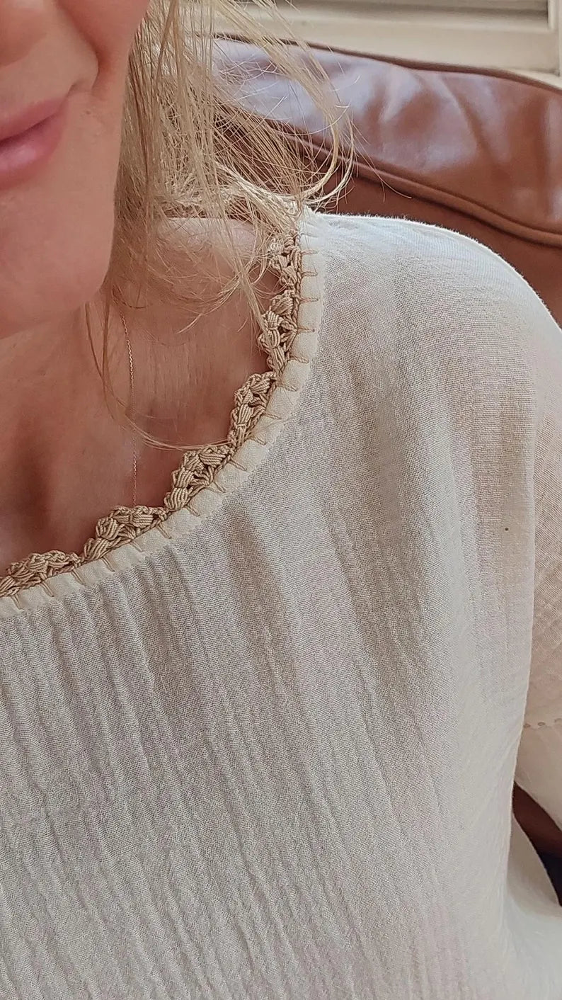 Dantel Süslemeli Yaka Detaylı Beyaz Müslin Bluz