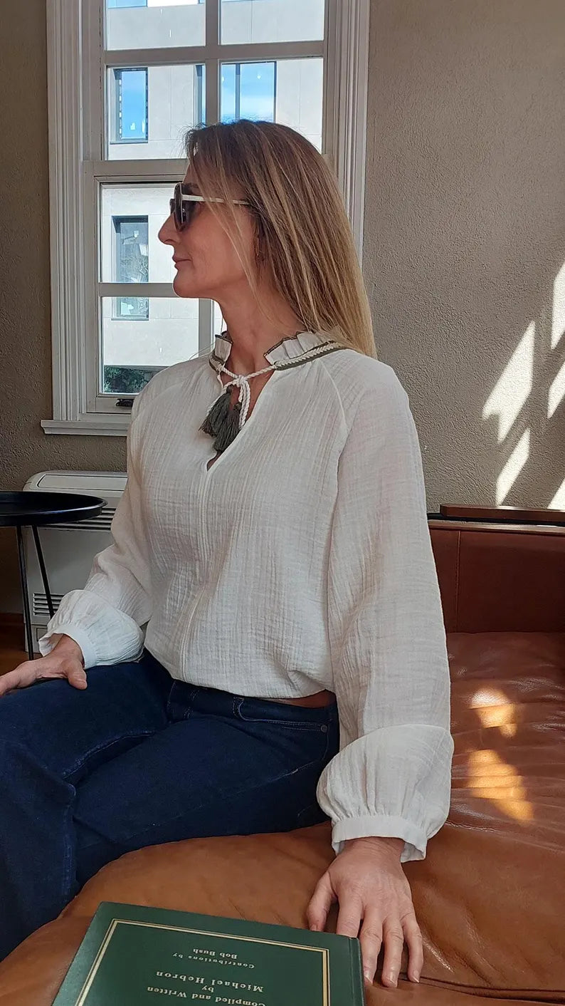 Yeşil Yaka Detaylı Beyaz Müslin Bluz