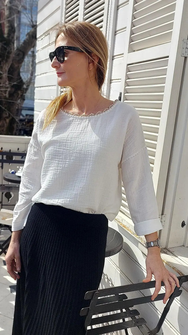 Dantel Süslemeli Yaka Detaylı Beyaz Müslin Bluz