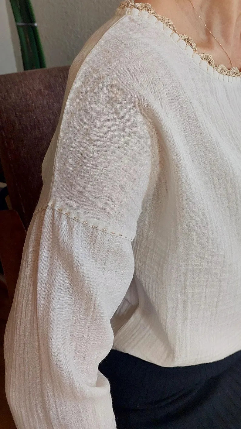 Dantel Süslemeli Yaka Detaylı Beyaz Müslin Bluz